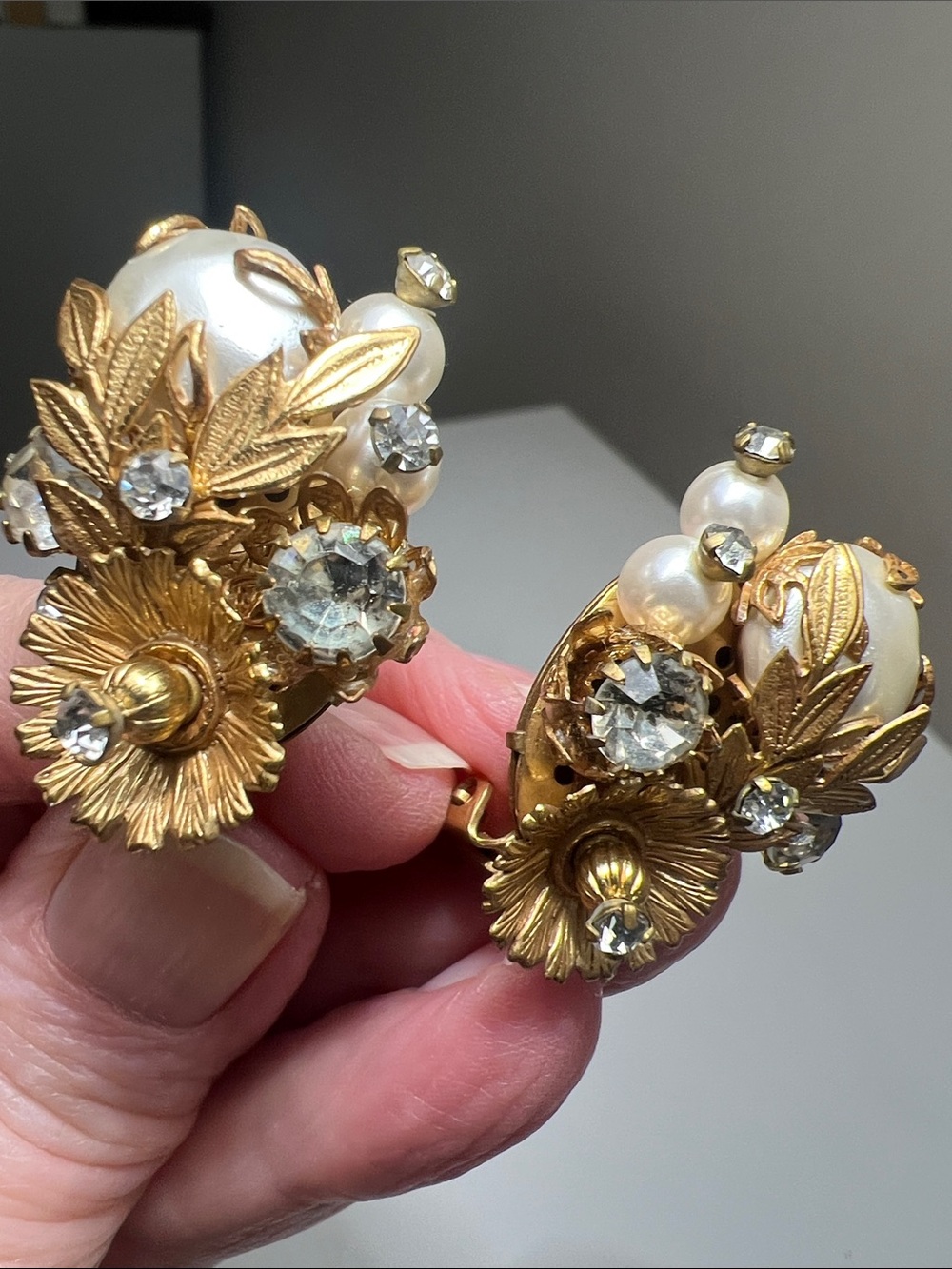 Elaborate Gold-Tone Pearl & Crystal Clip-On Earrings. Estate Vintage - Picture 13 of 14